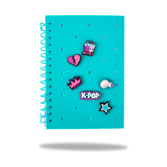Тетрадка A5 CoolPack K-pop Bright със спирала и тюркоазена корица с апликации: сърце, корона, бъбъл чай и K-POP Тетрадка A5 CoolPack K-pop Bright със спирала и тюркоазена корица с апликации: сърце, корона, бъбъл чай и K-POP