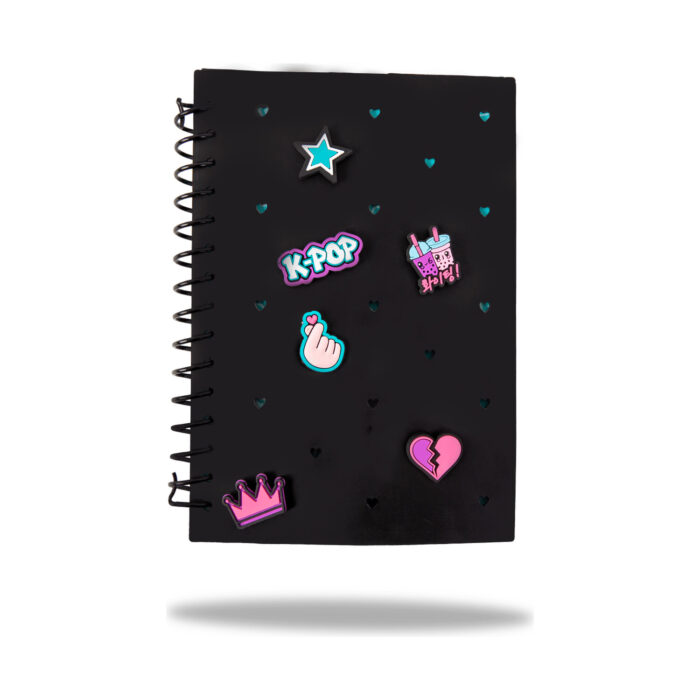 Тетрадка A5 CoolPack K-pop Dark със спирала и черна корица с апликации: звезда, корона, сърце и K-POP Тетрадка A5 CoolPack K-pop Dark със спирала и черна корица с апликации: звезда, корона, сърце и K-POP