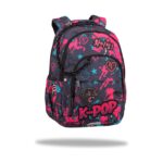 Раницата CoolPack Basic Plus K-pop Dark отпред под ъгъл, с два предни джоба и пантера над надписа K-POP