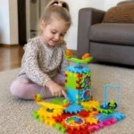 Дете си играе с готова кула от 3D конструктор механизми със зъбчати колела и люлка