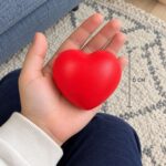 Червено сърце за стискане в детска длан, с линия за височина 6 см.