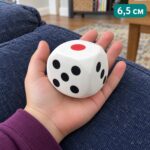 Бял мек зар в детска длан над синьо одеяло, с надпис 6,5 см.