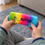 Детски ръце огъват дъговото butter скуиши, а палците потъват в мекото блокче.