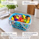 Синя пазарска кошница с храни на кухненски плот, с надписи за 23 части, дръжки за лесно носене и цвят на кошницата изненада.