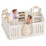 Кошара за игра Feelkids с люлка на бял фон, с дете с топка и дете, седнало до рафта за играчки