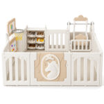 Кошара за игра Feelkids с люлка отпред на бял фон, с баскетболен кош, рафт за играчки и вратичка с еднорог