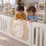 Кошара за игра Feelkids с люлка отблизо: две деца надничат над вратичката с еднорог