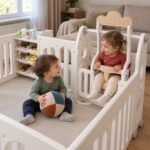 Кошара за игра Feelkids с люлка: момиче на люлката и момче с топка на пода