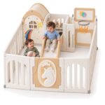 Кошара за игра Feelkids с къщичка и пързалка на бял фон, с дете на пързалката и дете с топка