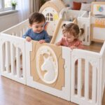 Кошара за игра Feelkids с къщичка отблизо: две деца надничат над вратичката с еднорог