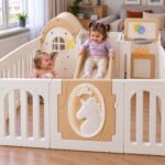 Кошара за игра Feelkids с къщичка: момиче се спуска по пързалката, а друго седи до къщичката