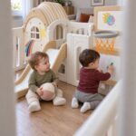 Кошара за игра Feelkids с къщичка: дете с топка до пързалката и дете, което рисува на дъската