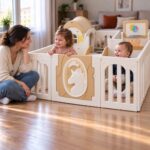 Кошара за игра Feelkids с къщичка до майка, която гледа момиче над вратичката с еднорог