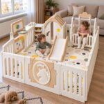 Кошара за игра Feelkids с пързалка, люлка и къщичка в хол, с дете на люлката и дете до пързалката