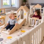 Кошара за игра Feelkids с пързалка: момче, което се спуска, и момиче на люлката