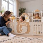 Кошара за игра Feelkids с пързалка до майка, която си играе с децата през оградата