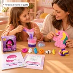 Мама и дете играят заедно със слайма и чантата еднорог