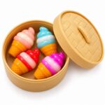 Мистериозна кутия с 4 скуиши сладоледа: мини фунийки със светлорозова, синя, червена и цикламена спирала в отворена кръгла бежова опаковка.