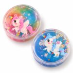 Putty slime с еднорог, 118 г: двата цвята, дъгов и син, в кръгли прозрачни кутийки с бели фигурки с розова или синя грива и пъстри конфети.
