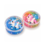 Синята и розово-дъговата кутийка putty slime с еднорози, поставени една до друга на бял фон.