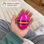Розовото растящо яйце еднорог с лента Growing Pet в детска длан, с надпис „Яйцето се побира в детска длан“.