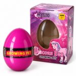 Розовото растящо яйце Growing Pet до празната кутия Magic Unicorn Egg с прозорче, на бял фон.
