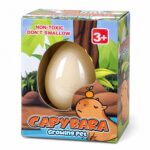 Растящо яйце Капибара: кутия Capybara Growing Pet с рисунка на джунгла и гризач с мандарина на главата, а през прозорчето се вижда кремавата черупка.