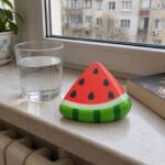 Скуиши диня на мраморен перваз до чаша вода и книга.