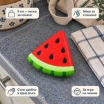 Скуиши диня на сив кухненски плот до карирана кърпа, с надписи за размер 9 см, мека текстура, захват с една ръка и игра на пикник.