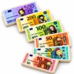 Скуиши евро банкнота, 15,5 см: шест номинала от 10 до 500 с надпис NOT REAL EURO и рисувани герои, подредени в една колона.