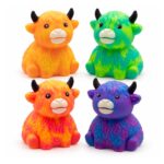Скуиши играчка шотландска крава, 9 см: четири цветни варианта с рошава козина, черни рога и бяла муцунка – оранжев и зелен, червено-оранжев и лилаво-син.