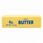 Скуиши butter в правоъгълно блокче във формата на пакетче, със син надпис „SALTED BUTTER“ отпред, на бял фон.