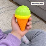 Зелено-жълт скуиши сладолед в детска ръка, с надпис за височина 9 см.