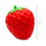 Червената скуиши ягода на бял фон, с линия за височина 7 см.