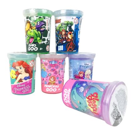 Слайм Disney и Marvel, 70 г: шест кутийки с различни герои – горе Dino Goo с динозаври и Отмъстителите с Хълк; в средата Ариел, Princess Goo и Анна и Елза от Frozen; отпред легналата Gloopy Goo.