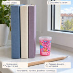 Розова кутийка Princess Goo на бял рафт до книги и молив, с надписи „70 г слайм“, „Кутийка с капак“ и „За мачкане и разтягане“; продава се 1 кутийка с дизайн изненада.