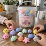 Детски ръце подреждат мини скуиши на редове на масата до кофичката