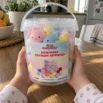 Две детски ръце държат кофичка, пълна с мини скуиши