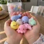 Детски длани с седем мини скуиши, а зад тях е кофичката