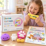 Момиче стиска скуиши маслото до кутията Squishy Magic