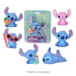 Шестте модела скуиши Стич около блистер Disney Stitch Squishy на бял фон, с надпис „Моделът е изненада“.