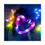 Розова светеща Pop Tube, извита на сърце в ръцете на дете