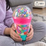 Чаша Super Slime с розов, бял и тюркоазен слайм и пъстри топчета под куполния капак в детски ръце, с означение 160 г.
