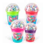 Цветните варианти на Super Slime еднорог, четири чаши с различни пластове и топчета под капака, на бял фон.